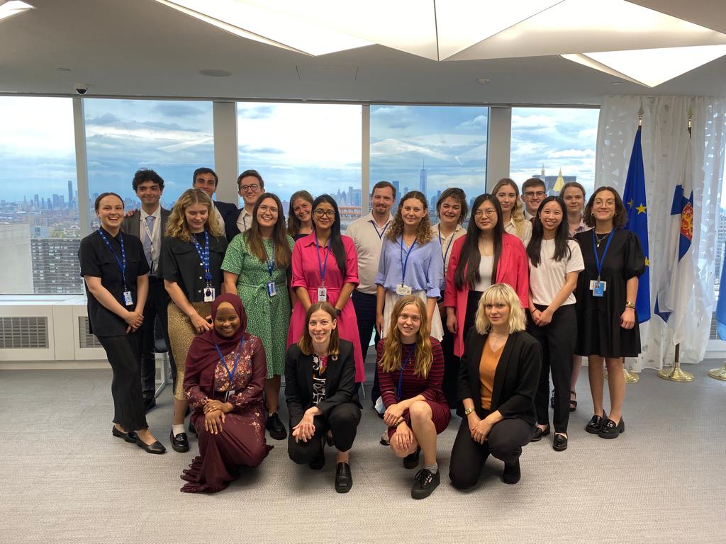 EmmaMerikanto's tweet photo. Youth delegates to #HLPF22 got the chance to network and discuss sustainable development and education with the Minister of Education of Finland @Liandersson at the @FinlandUN https://t.co/7T9UnvfNyy