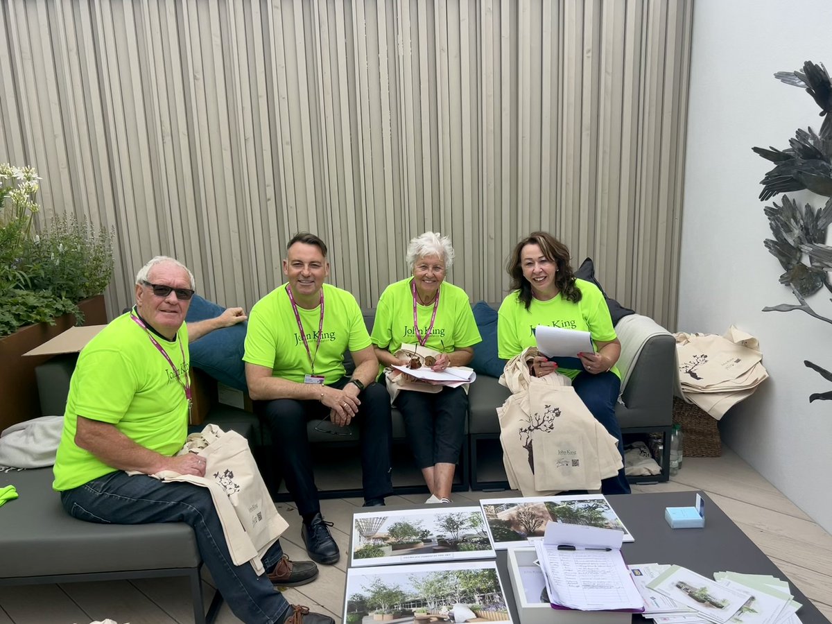 A fabulous team of helpers this afternoon <a href="/The_RHS/">The RHS</a> Hampton Court Garden Festival. 
It is such a joy talking about this wonderful space, with its beautiful design. We are becoming a wealth of knowledge regarding the plants!

#braintumourawareness <a href="/gardenerslondon/">Garden Club London</a> <a href="/RhiJWilliams/">Rhiannon Williams</a>