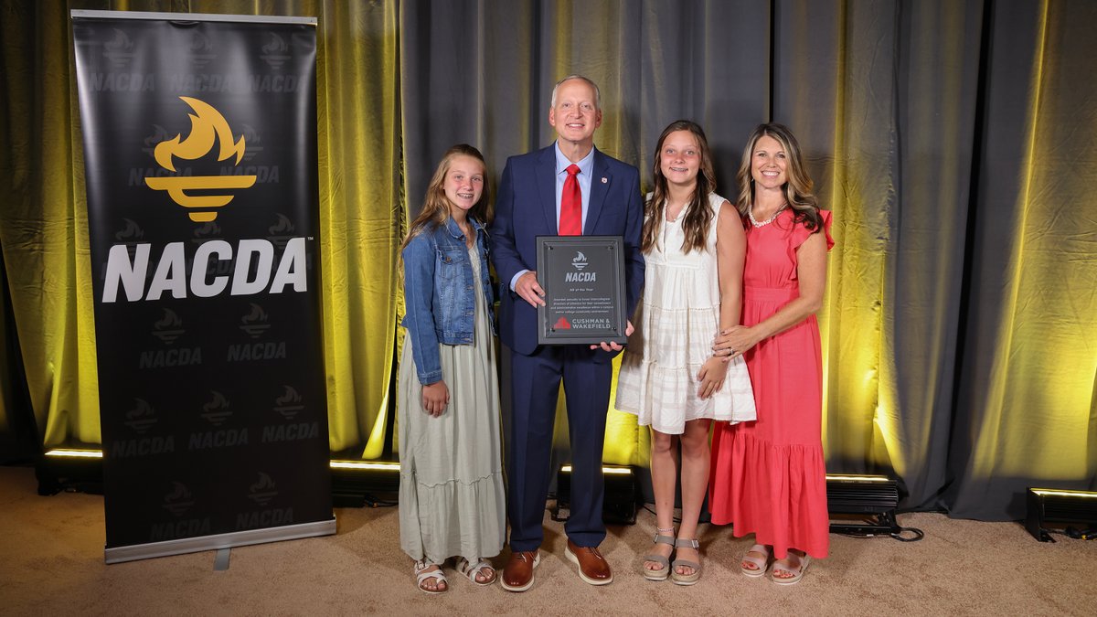 GraceLancers's tweet photo. Our fearless leader @Chad__Briscoe was honored recently at the 2022 NACDA Annual Convention as one of the NACDA - NAIA ADs of the Year! https://t.co/IVnSthBz9h