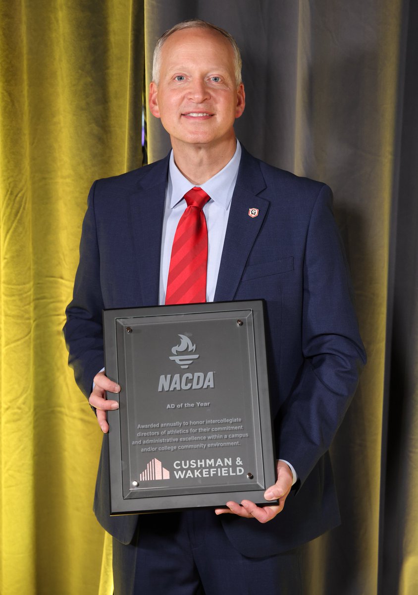GraceLancers's tweet photo. Our fearless leader @Chad__Briscoe was honored recently at the 2022 NACDA Annual Convention as one of the NACDA - NAIA ADs of the Year! https://t.co/IVnSthBz9h