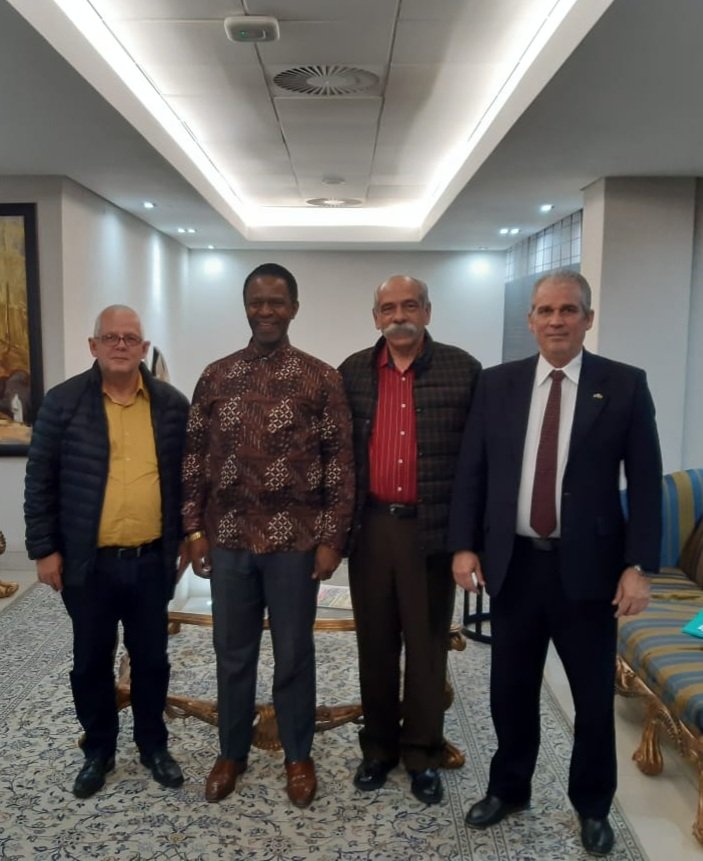 Hoy con la llegada al aeropuerto internacional de Johannesburgo, fuimos recibido por el Viceministro de Salud y el Embajador de nuestro pais en Sudafrica. Comenzamos las  actividades previstas en el programa.