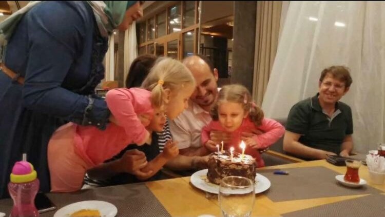 blackrock7367's tweet photo. Bu 2 kız çocuğuna baktııım baktım, ne kadar ağlayabilirsem ağladım. Bu evlatlardan babalarını aldınız...görünür görünmez kaç katil varsa hepsinden davacıyım #ÖLDÜRÜLDÜ https://t.co/9KTYoCHhYQ
