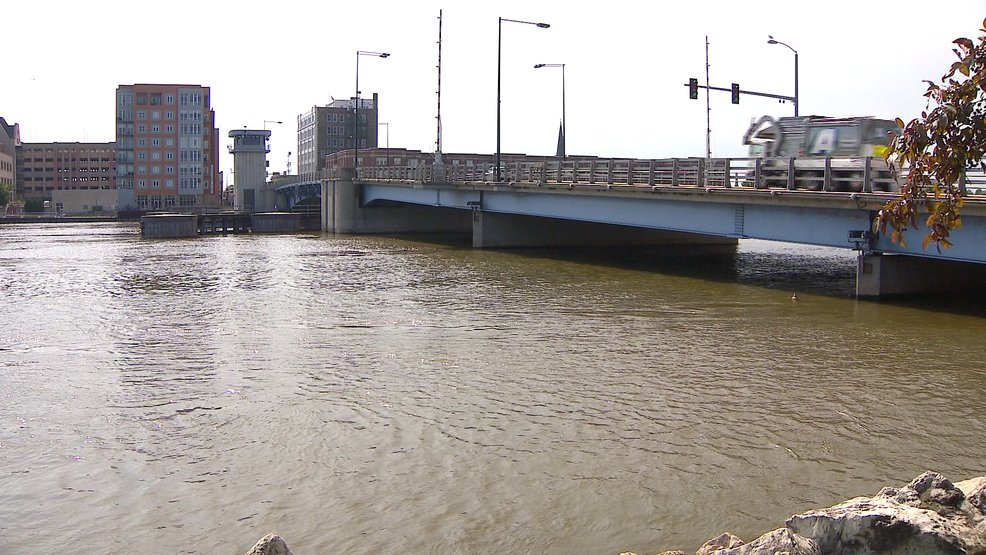 WLUKTV FOX 11 on Twitter "Downtown Green Bay's Bart Starr Memorial