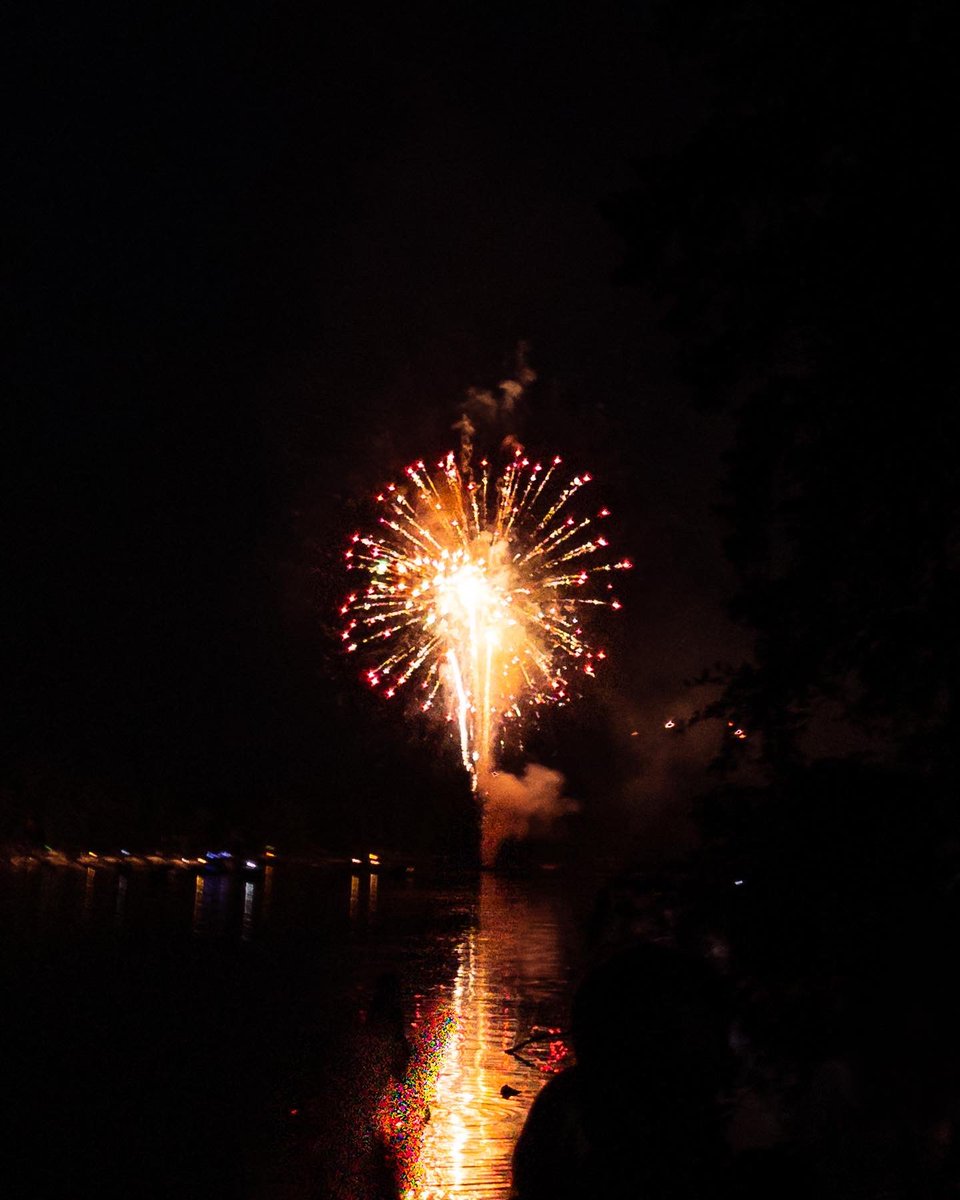 Fireworks from a couple nights ago 🎆
•
•
•
•
•
#fireworks #4thofjuly #raw_skies #raw_nightshots #fireworkshow #fireworknight #fireworkphotography #fireworksnight #fireworksshow #fireworksdisplay
#fireworksphotography #fireworkparty #fourthofjuly #4thofjulyfireworks