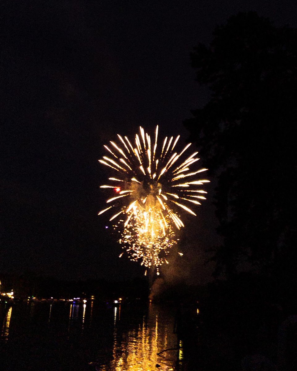 radar_ryan_'s tweet photo. Fireworks from a couple nights ago 🎆
•
•
•
•
•
#fireworks #4thofjuly #raw_skies #raw_nightshots #fireworkshow #fireworknight #fireworkphotography #fireworksnight #fireworksshow #fireworksdisplay
#fireworksphotography #fireworkparty #fourthofjuly #4thofjulyfireworks https://t.co/1oCDv3rATd