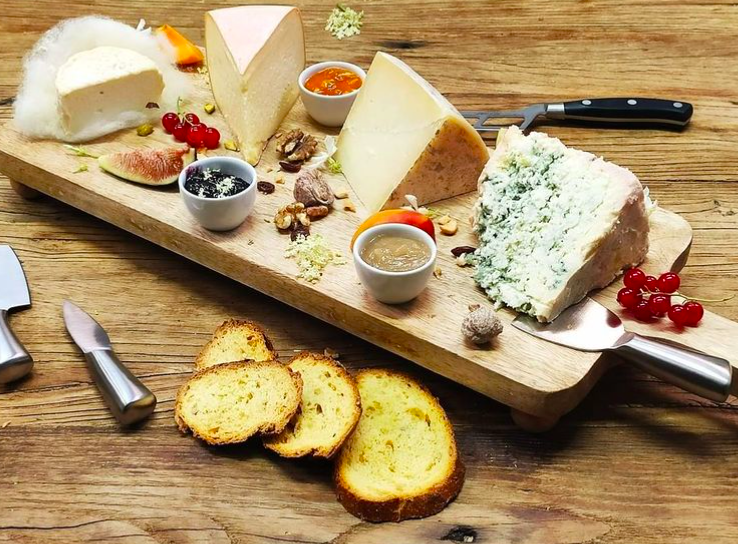 FoodCostaBrava's tweet photo. 🧀 Si t'agraden els formatges i encara no has tastat la taula de proximitat de @laquintajusta, la trobaràs ideal per compartir o per acabar un bon àpat. 😋
https://t.co/HuxfhXgFuL https://t.co/Ql5nmqjjCf