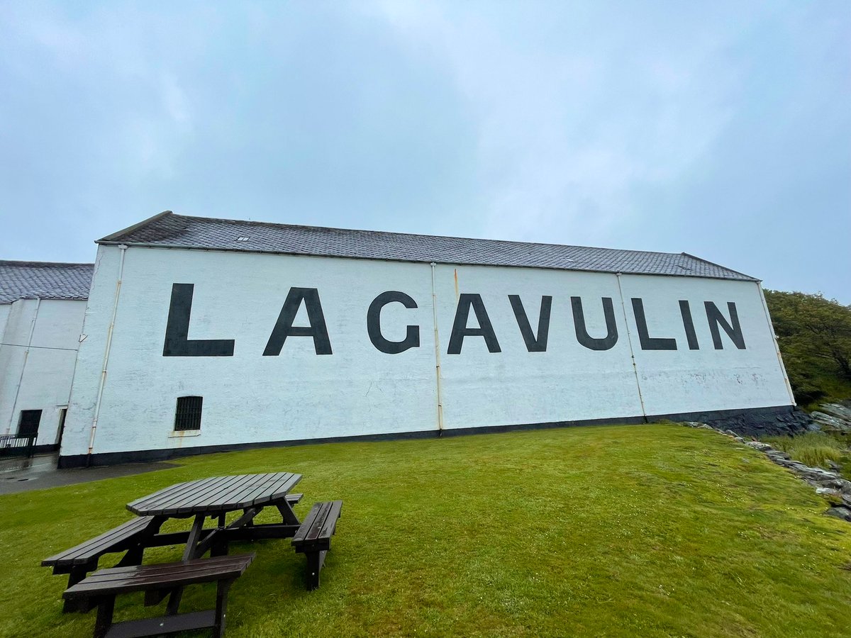 Taku_Drum's tweet photo. 三箇所目はLagavulin蒸留所に行ってきました。
ポットスチルがめちゃくちゃデカかった！
今年のアイラフェスボトルも試飲できて、こちらも美味かったです(が、もうこの時にはベロベロでしたw)
#Lagavulin #ラガブーリン　#Whisky #isaly #ウィスキー　#蒸留所 https://t.co/WGYlKIqJKQ