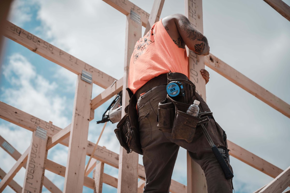 The OX Tools Pro TUFF Blade 25-Foot Tape Measure is surrounded by rubber over-mold for shock resistance and comfort.
.
.
.
#OXTools #BuiltwithOX #NoBullJustOX #builder #carpenter #carpentry #construction