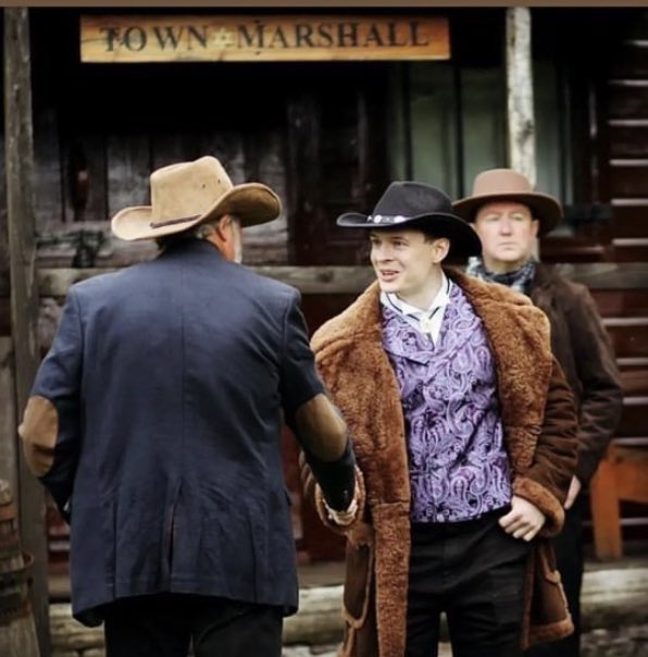 The “Town Whisperer “ meets the Mayor of Frikley and tells him it gonna be alright when he’s worked his magic. #indiefilms #smallbudget #filming #western #comedy