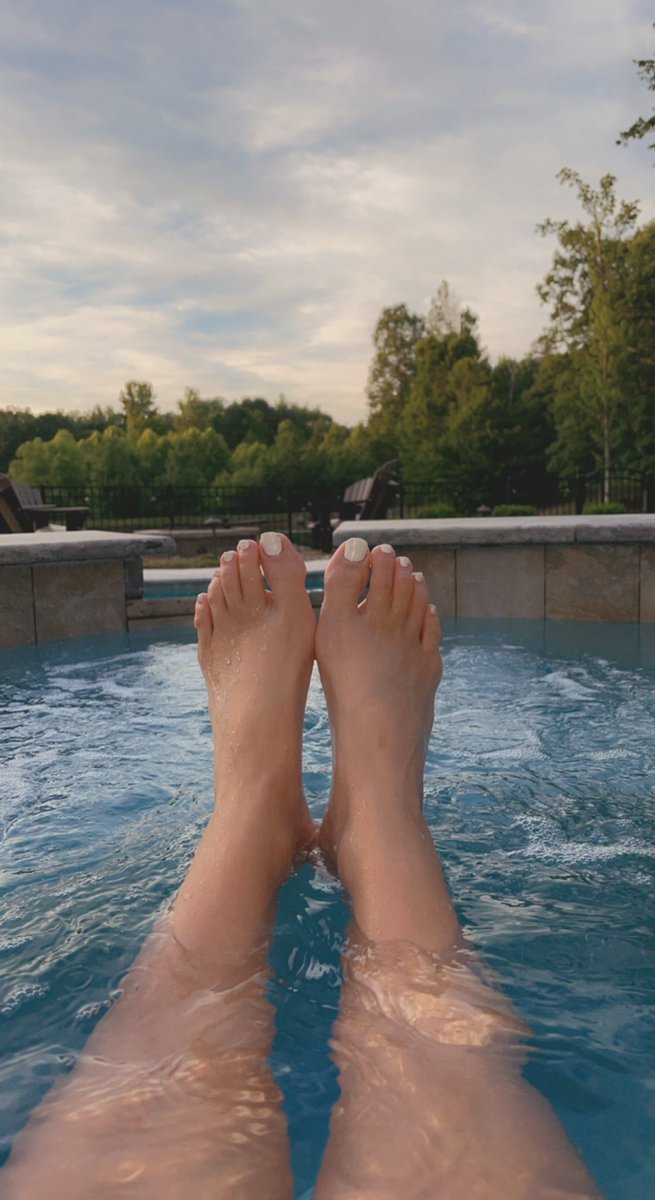 krystalx724's tweet photo. #Feet #feetfinder #feetfethish #poolsidefeet #whitetoes #feetpicsforsales #FeetAddicted
#FFprofile-@PhoToeFinish724 https://t.co/izmYaQKuv0