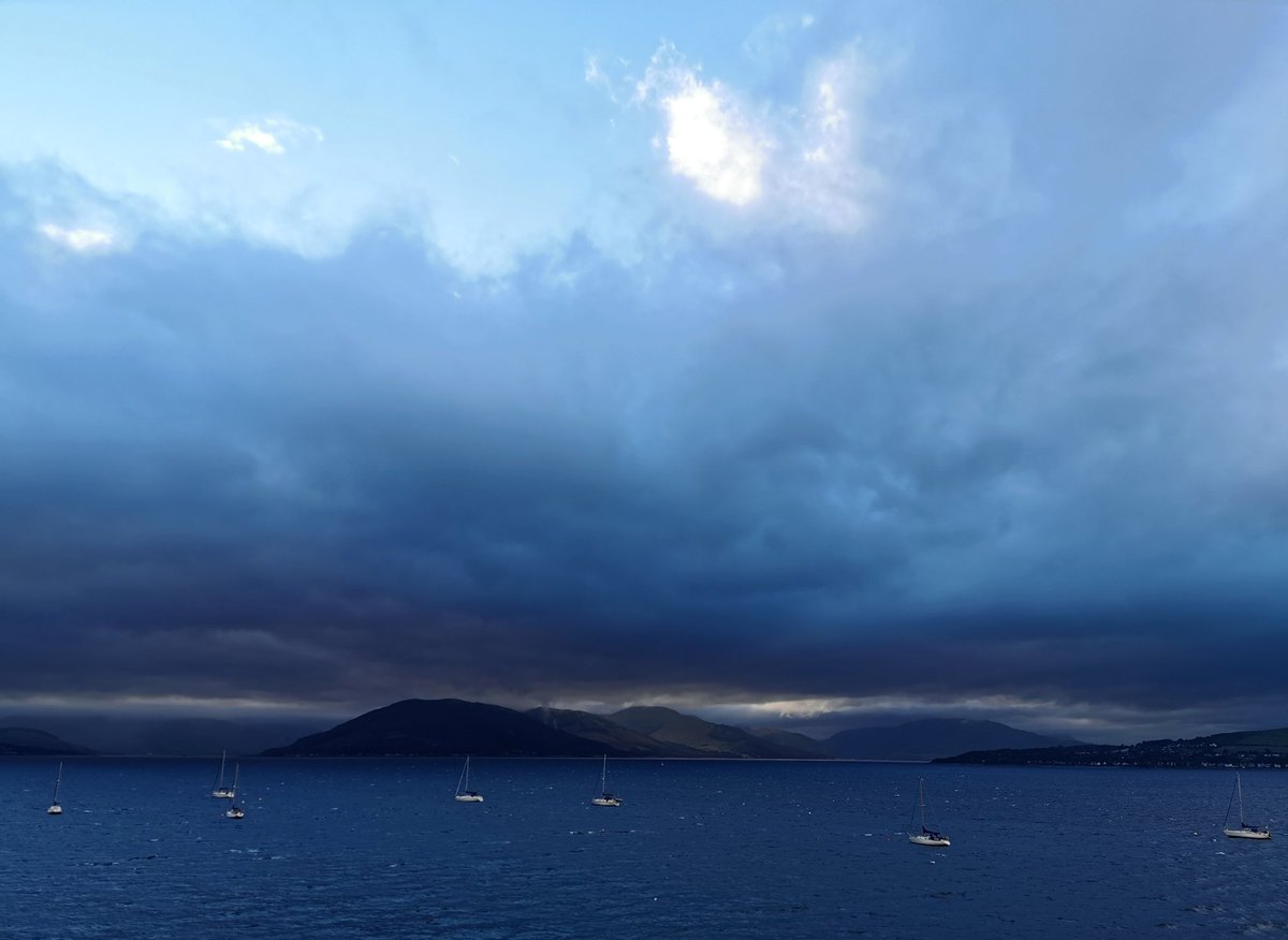 Catrionareids's tweet photo. Wednesday nights 

#inverclydenow
#clyde
#Wednesdayvibe 
#stormy
#summerstorm
#changinglight
#darkblue
#deepcolour https://t.co/TH0ndPqtTc