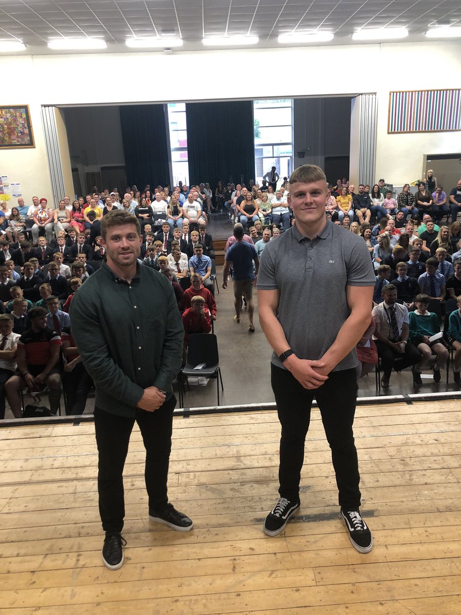 TCSPhysicalEd's tweet photo. Absolute pleasure to welcome Leigh Halfpenny and Shane Lewis Hughes to the school for the @RSRWales awards 2021-22 season. With 500+ in attendance it represents what a big community event this is, was great to see you all this evening! 🏉@TreorchyComp https://t.co/zPEP5ZHH9Y