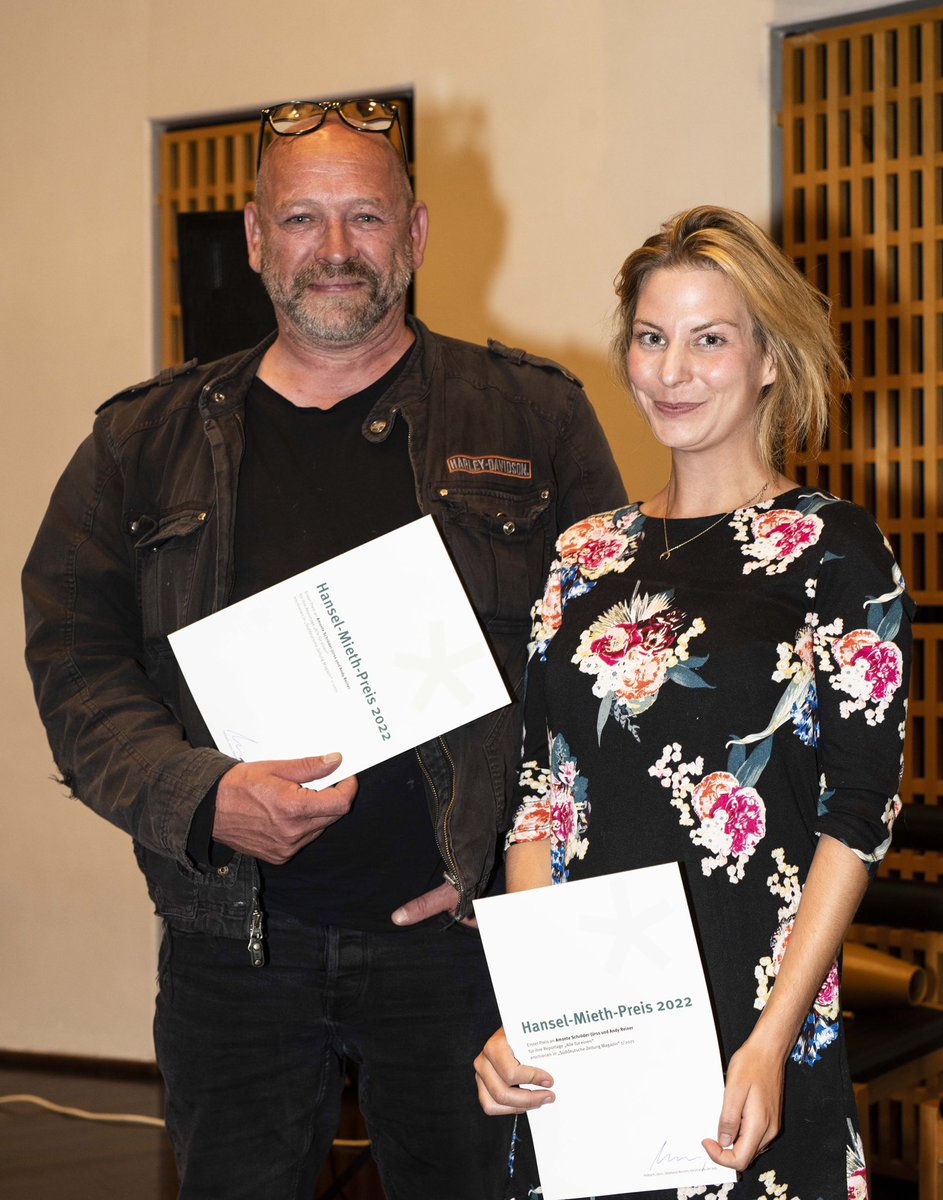 📣 Wir gratulieren sehr herzlich: <a href="/amonte_schroe/">Amonte Schröder-Jürss</a> und <a href="/AndyReiner68/">Andy Reiner</a> zum Hansel-Mieth-Preis 2022! 🎉 
Sie werden für ihre Reportage "Alle für einen" im <a href="/szmagazin/">SZ Magazin</a> ausgezeichnet. Heute stoßen wir im Rathaus @Stadt_Fellbach gemeinsam darauf an! 🍾