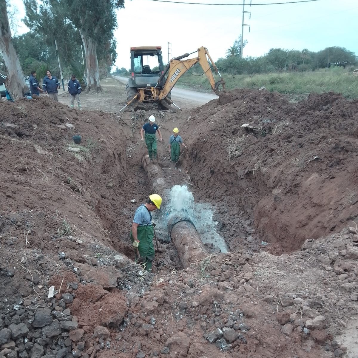chacosameep's tweet photo. 🚧 Más saneamiento en #VillaAngela
 
 👷‍♂️ Llevamos  adelante la reparación y reemplazo del tramo de cañería de impulsión #cloacal 🕳️ sobre calle Colón para mejorar el sistema de efluentes en la localidad. https://t.co/wgMFvSzF0U