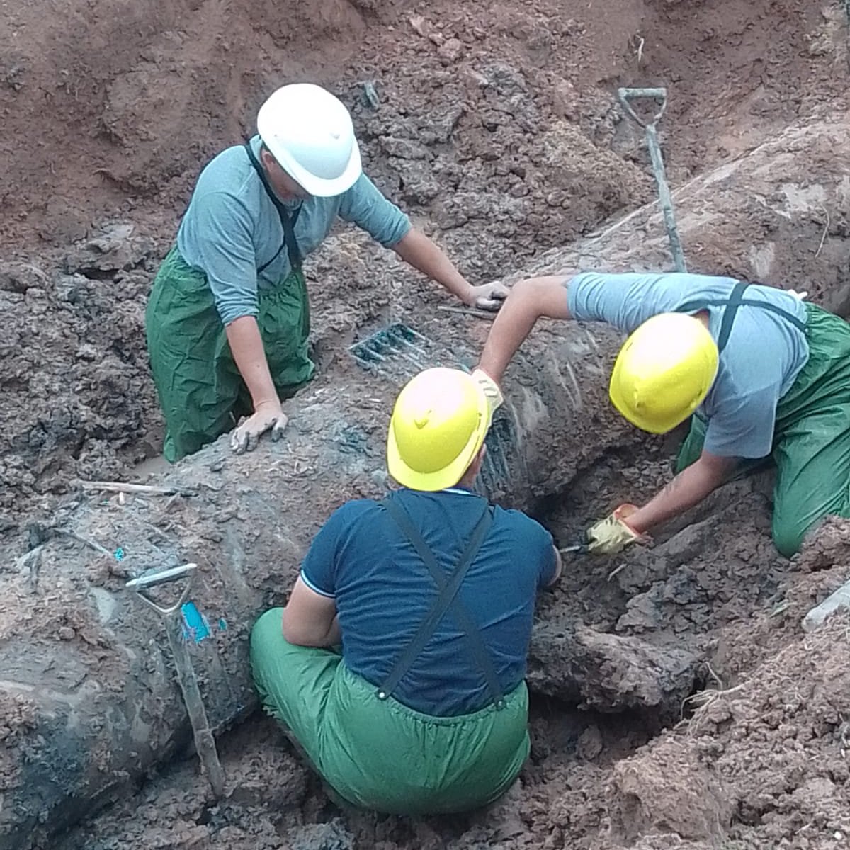 chacosameep's tweet photo. 🚧 Más saneamiento en #VillaAngela
 
 👷‍♂️ Llevamos  adelante la reparación y reemplazo del tramo de cañería de impulsión #cloacal 🕳️ sobre calle Colón para mejorar el sistema de efluentes en la localidad. https://t.co/wgMFvSzF0U