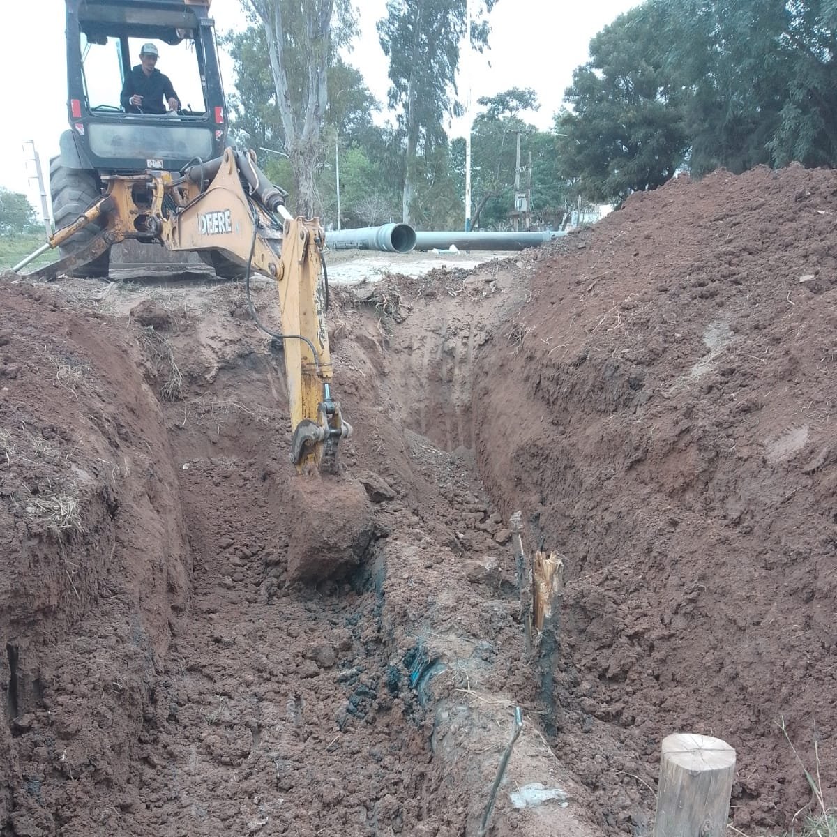 chacosameep's tweet photo. 🚧 Más saneamiento en #VillaAngela
 
 👷‍♂️ Llevamos  adelante la reparación y reemplazo del tramo de cañería de impulsión #cloacal 🕳️ sobre calle Colón para mejorar el sistema de efluentes en la localidad. https://t.co/wgMFvSzF0U