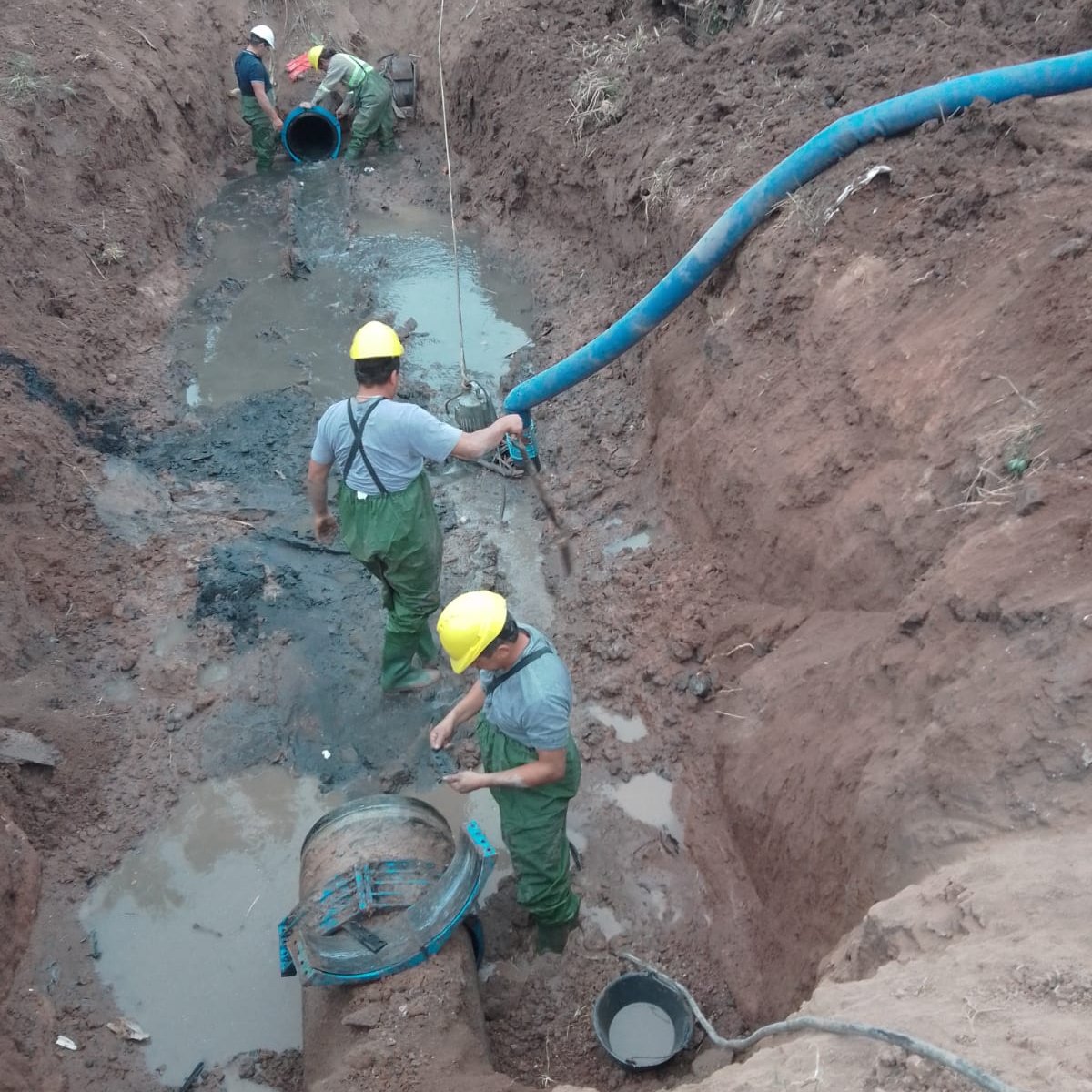 chacosameep's tweet photo. 🚧 Más saneamiento en #VillaAngela
 
 👷‍♂️ Llevamos  adelante la reparación y reemplazo del tramo de cañería de impulsión #cloacal 🕳️ sobre calle Colón para mejorar el sistema de efluentes en la localidad. https://t.co/wgMFvSzF0U
