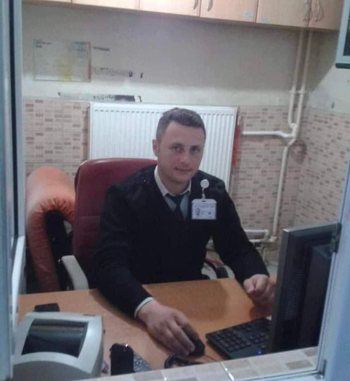 muhendisyenn's tweet photo. Bütün bu katliamı yapan ve intihar eden katil  Hacı Mehmet Akçay.
Ekrem Karakaya'yı öldüren ve evlatlarından ayıran katil tiktok hesabından sayısız video ile paylaşımlarını yapmış. Herkes doktor Ekrem Karakaya'yı paylaşıyor,katil bu 

#Öldürüldü #EkremKarakaya #intihar #sekreter https://t.co/BWWg0pzeaZ