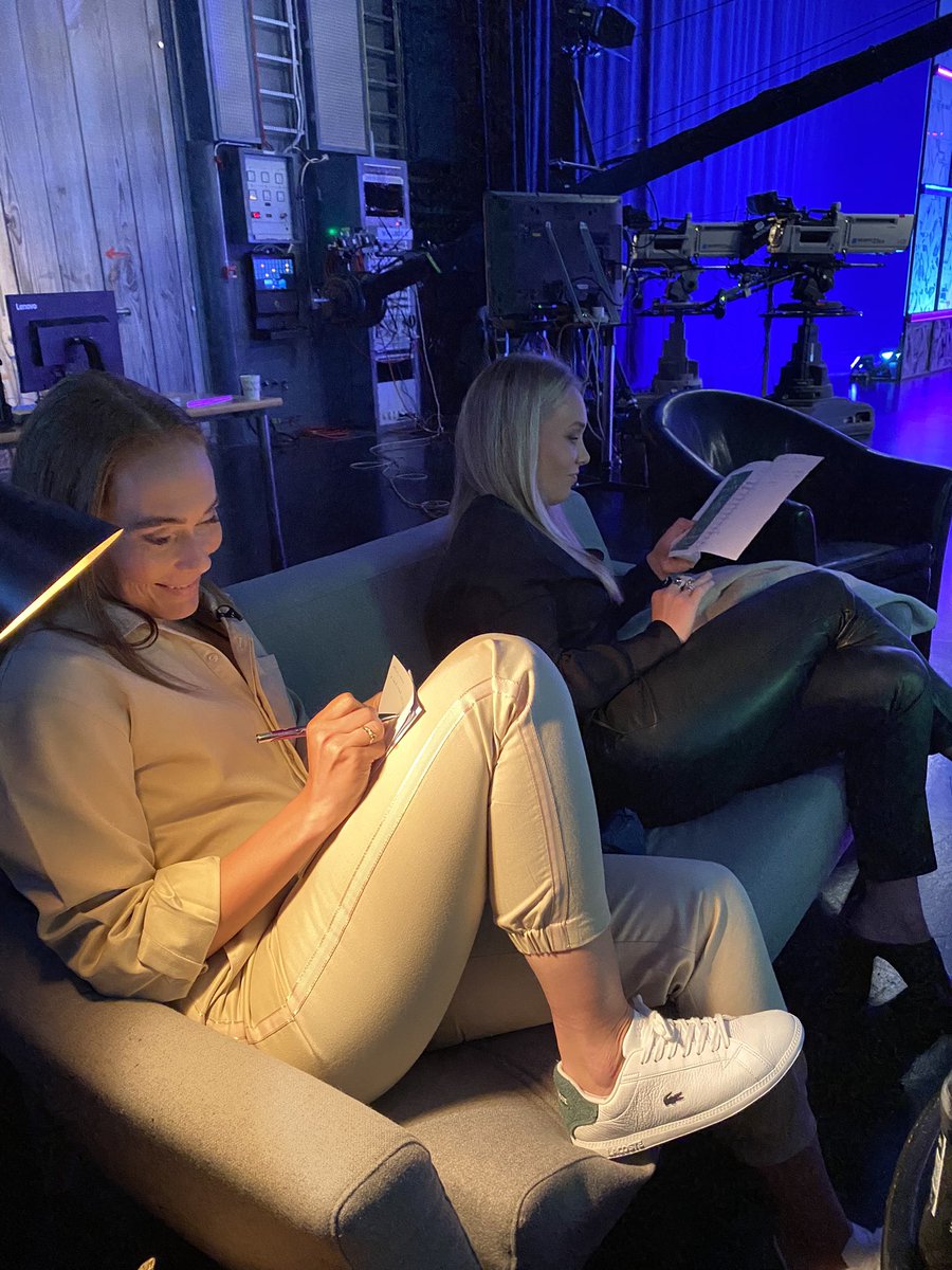 helgamhoskulds's tweet image. EM er farið af stað, þessar sjá um að greina opnunarleikinn faglega - Allt í beinni á RÚV 2👏🏼🥳
#emruv