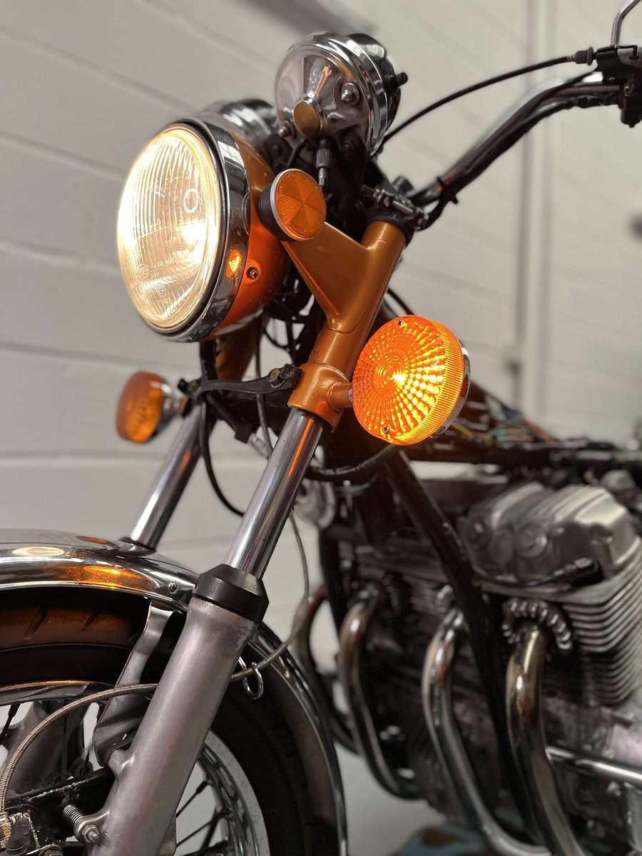 mototingle's tweet photo. There be electrons flowing through its new loom. And super tidy inside the headlight bowl 💎 (had to extend the loom for extra tidyness)

Debbie heard it run earlier in an aux tank and exclaimed “Yay!”

🏍💨💨 #CB750 #750Four #70s https://t.co/H593DCYjdX