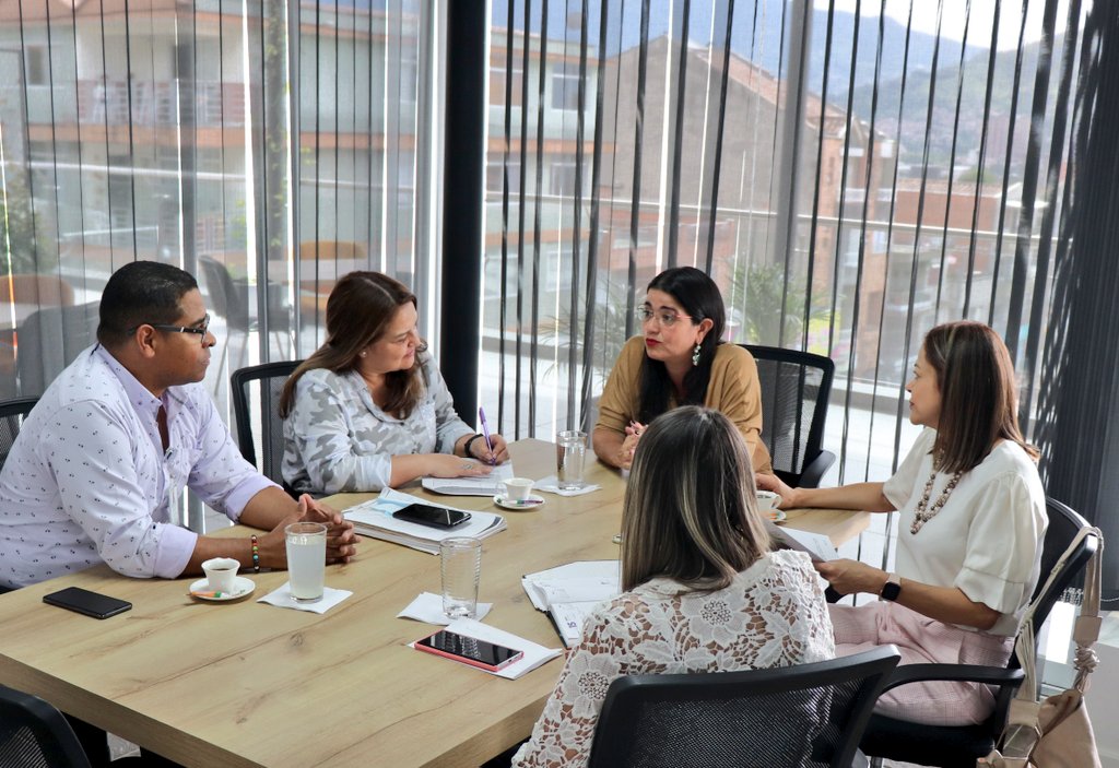 contraloriaenv's tweet photo. #AEstaHora, se realiza cierre de la auditoría de #actuacionespecial, practicada a la Curaduría Primera de Envigado, sobre la gestión correspondiente a la vigencia 2021. 
@concejoenvigado 
@AlcaldiaEnv https://t.co/4oEKYHUnOR