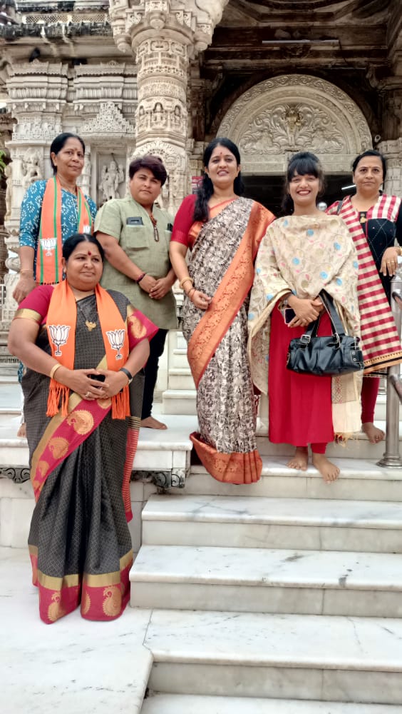 BjpParulPatel's tweet photo. 5-7-2022ના રોજ અમારા વતન ઊ��ઝા ગામે અમારા કુળદેવી શ્રી ઉમિયા માતાજી ના મંદિર માં ઊંઝા વિધાનસભા પ્રભારી તથા રાષ્ટ્રીય મહિલા આયોગ સદસ્ય @i_DrRajulDesai જી ની સાથે માતાજીની પાવડી પૂજા કરીને આશીર્વાદ મેળવવા નો અવસર પ્રાપ્ત થયો.
#parulpatelbjp
#parulpatel
#rajuldesai
@Office_Of_DrRd https://t.co/8eoVBwCGSu