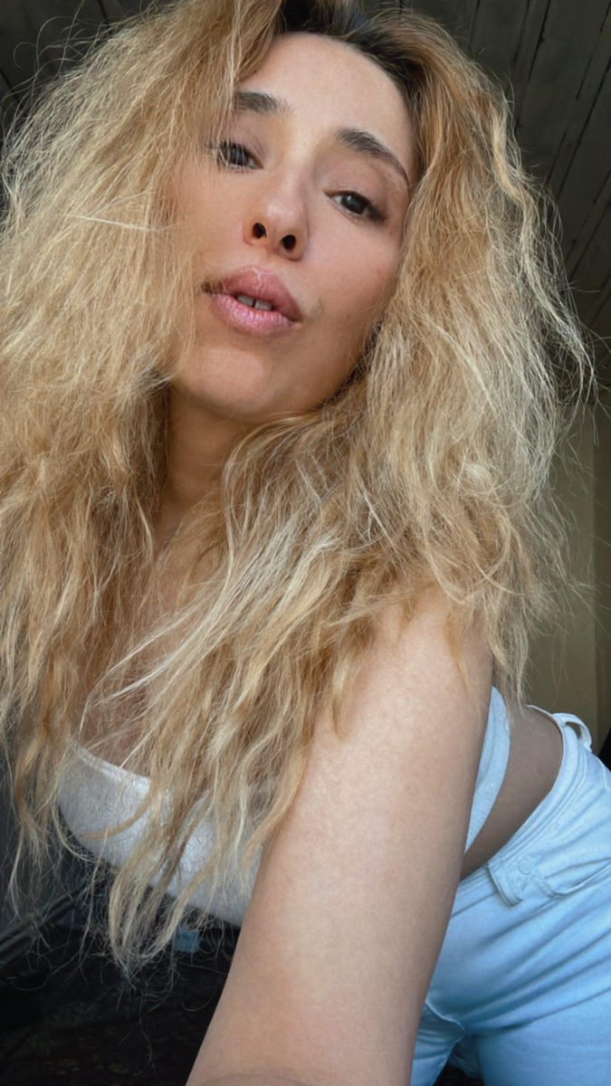 Özleyeceksin !
Kızıyordu,
Kıskanıyor du,
Küsüyordu,
Çok soru soruyordu,
Ama beni seviyordu,
Diyeceksin.
Nazım Hikmet