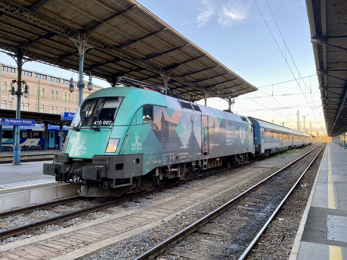thalys74's tweet photo. Présence évidemment des #Taurus #OBB #MAV et autres #Vectron #Siemens #Gysev en gare de #BudapestKeleti #InterrailPass #Day3 https://t.co/wtnuHjpsXe