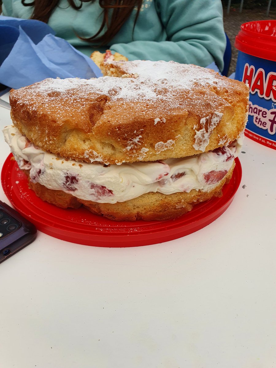 Wrapping up a busy six month training program, the squadron let their hair down with our first BBQ since 2019.  A shout out to Cdt Dyson for an amazing strawberry and cream cake!! Delicious! <a href="/ComdtAC/">Commandant RAF Air Cadets</a> @SNIRAFACMedia <a href="/BlairgowrieHS/">Blairgowrie HS</a>