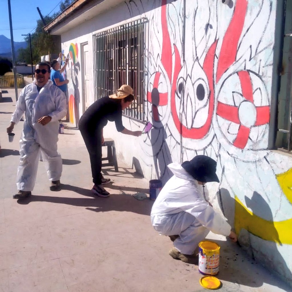SenameCoquimbo's tweet photo. [ARTE Y LIBERTAD] Por segunda semana consecutiva, dos jóvenes en proceso de reinserción y que optaron a beneficios salieron a pintar junto a su profesor de taller y terapeuta ocupacional.

Hoy fue el turno de la Casa Joven de El Palqui, en la comuna de #MontePatria.

Seguimos!🎨 https://t.co/IS72Jzsl3y