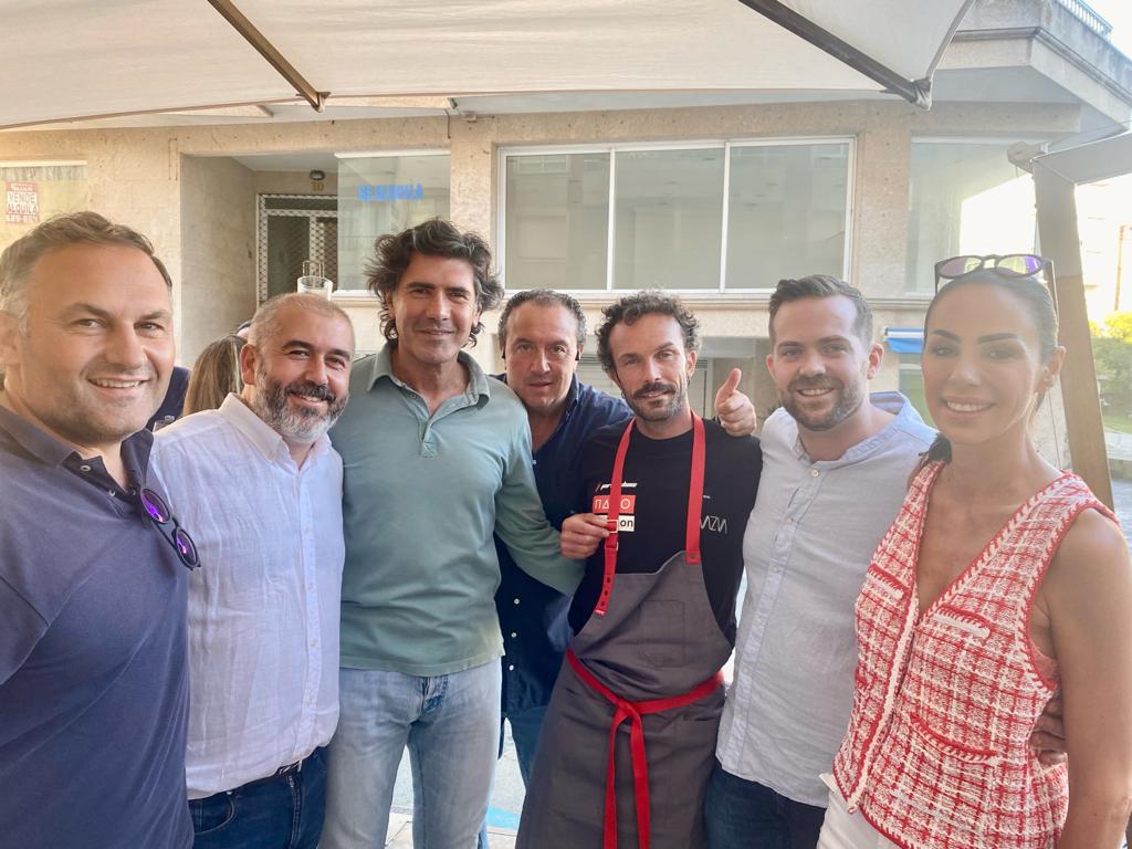 Cuánta gente guapa ayer en #penagudarestaurante <a href="/sanxenxo/">SanXenxo</a> #PopUp #julioagosto de <a href="/NadoRestaurante/">NaDo</a> #ivandominguez <a href="/ipuntodominguez/">iPuNTo</a> <a href="/diegomolineras/">Moli</a> <a href="/ATTISbyv/">ATTIS bodega y viñedos</a> #robustiano ,<a href="/jlvilanova/">jose luis vilanova</a>  <a href="/DesingWine/">Novavila Design Wine Hotel</a> <a href="/FBatallan/">F. Batallán </a> #beamarta <a href="/GastroyPolitica/">GastroyPolítica</a> <a href="/Singulae_Events/">SINGULAE</a> ... 2 meses ( julio / agosto )
