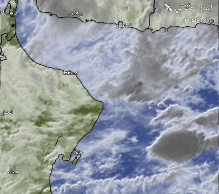 🚩متابعة/ #منخفض_المونسون خلايا من السحب الممطرة تقترب من ساحل رأس الحد وصور وقريات كما نلاحظ هذه اللحظات ولله الحمد..