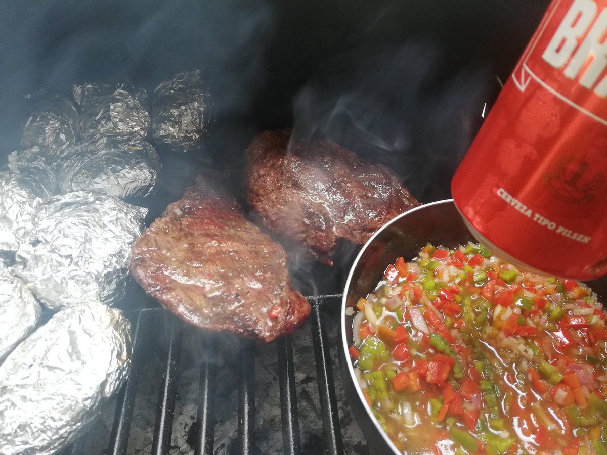Wu wednesday BBQ!! 🔥🔥🔥🔥 Grillin some coulotte with. / baked potatoes w. /cheese and some salsa criolla medium spicy!!! 😉🌶️🥩🥔🧀
