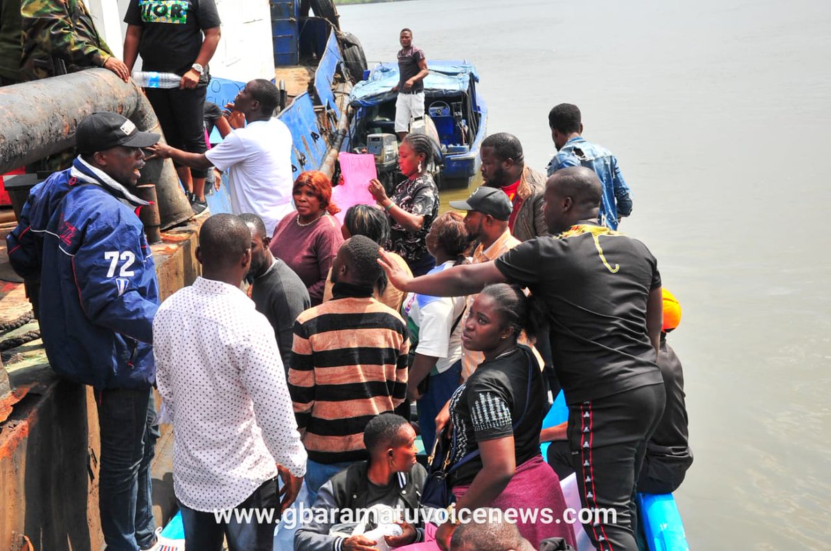 gbaramatuvoice's tweet photo. #BREAKING: Tension in Delta as angry Gbaramatu youths shut down NECONDE/NPDC operation over unemployment

Read more at:
https://t.co/W0dD33aMm9

#GbaramatuVoice #NigerDelta #Nigeria #NOGConference #NOGS #NOG2022 https://t.co/7tDr4nXGiG