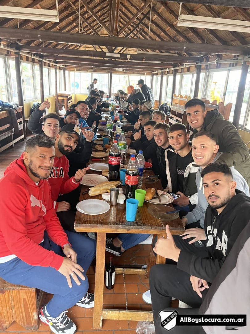 Hoy el plantel de #AllBoys almorzó con Salva La Cocina y Mana!! 
Felicitamos a todos los cocineros que se pusieron la diez.. 👌🤙👍