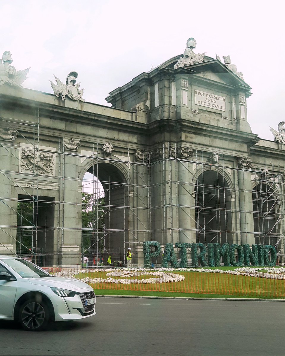 celesgalan64's tweet photo. No sabia que tuviéramos la #PuertaDeAlcalá "escayolada" 🤔
Aunque no sé de qué me extraño... 😏
#desdeelbus https://t.co/ExiR9g6nDJ