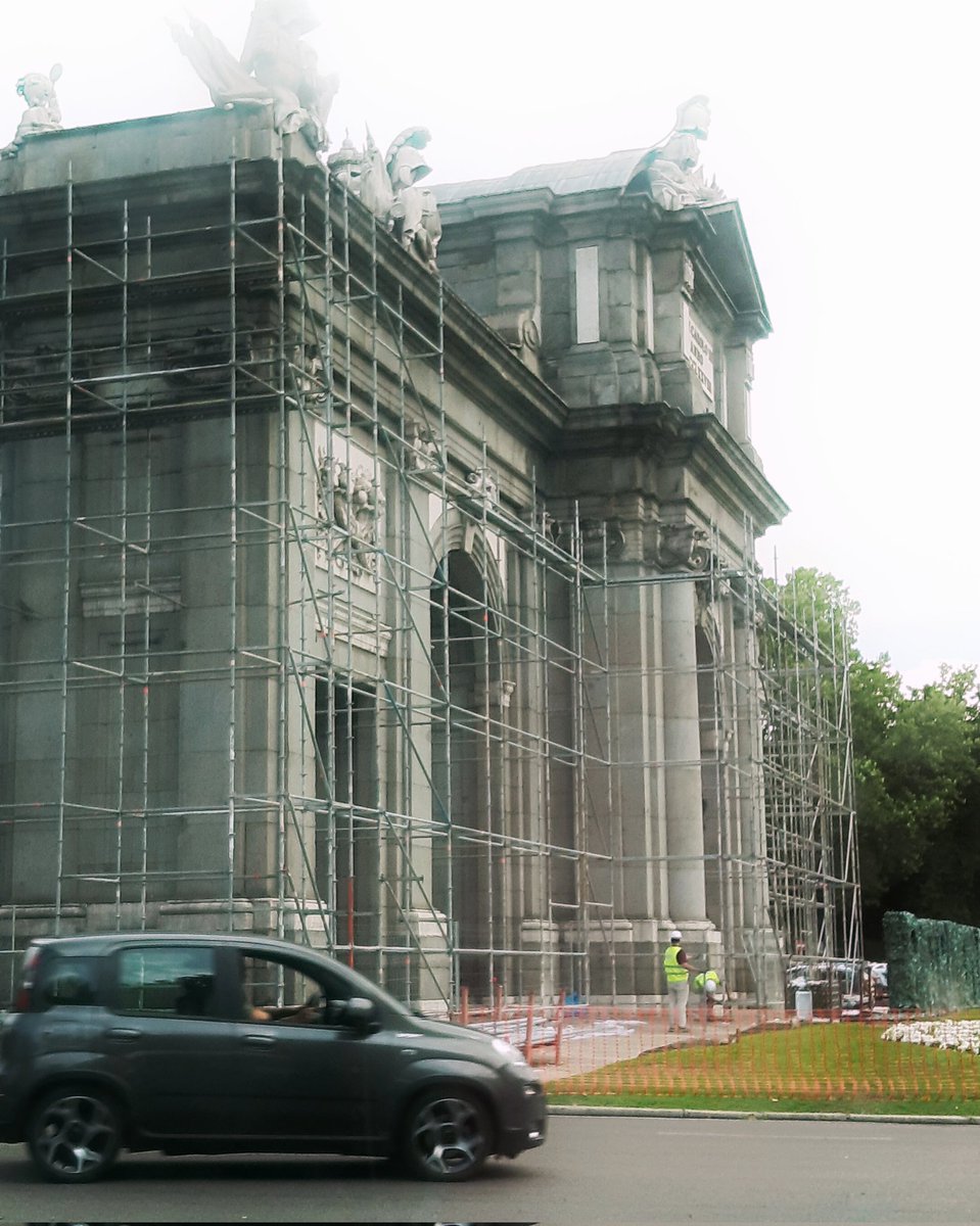 celesgalan64's tweet photo. No sabia que tuviéramos la #PuertaDeAlcalá "escayolada" 🤔
Aunque no sé de qué me extraño... 😏
#desdeelbus https://t.co/ExiR9g6nDJ