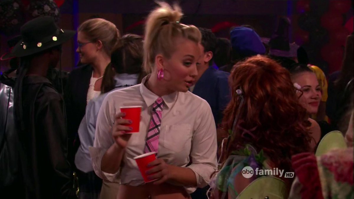 UltraXexyz's tweet photo. Kaley Cuoco with jewel in "8 Simple Rules" season 3 episode "Halloween" https://t.co/OnOatU3P7H