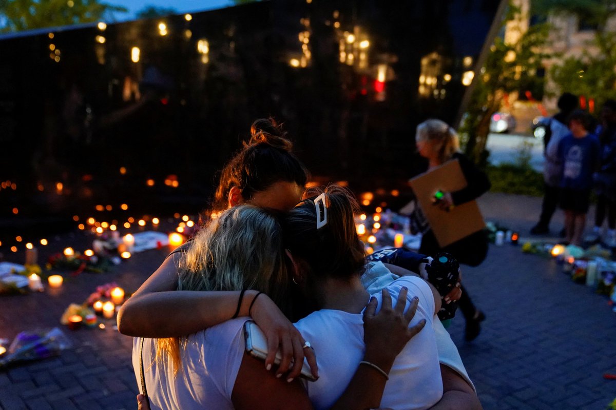 ajplus's tweet photo. There have been at least 174 shootings in the U.S. since the #HighlandPark mass shooting.

Those incidents have killed at least 66 people and wounded 168, according to the Gun Violence Archive.

U.S. gun violence has killed over 22,600 people in 2022. https://t.co/mHBSJlHxVe