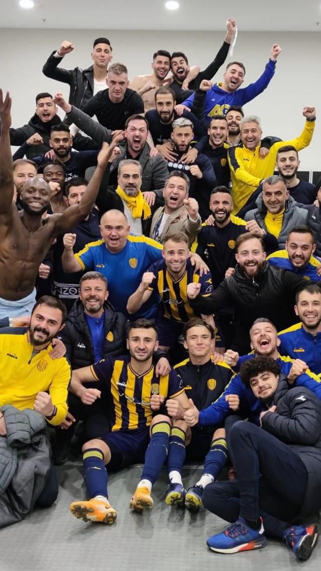 AvrupalV's tweet photo. Biz şampiyon olduk açık ara şampiyon olduk ve ait olduğumuz yere geri döndük. Başta sayın başkanımıza Faruk koca ve bütün çalışanlara teknik ekipe ve futbolculara Allah razı olsun bu saatten sonra süper dediniz lig düşünsün….@KamilKarip Özellikle sana da teşekkür etmek istiyorum https://t.co/u58pC1eSFg