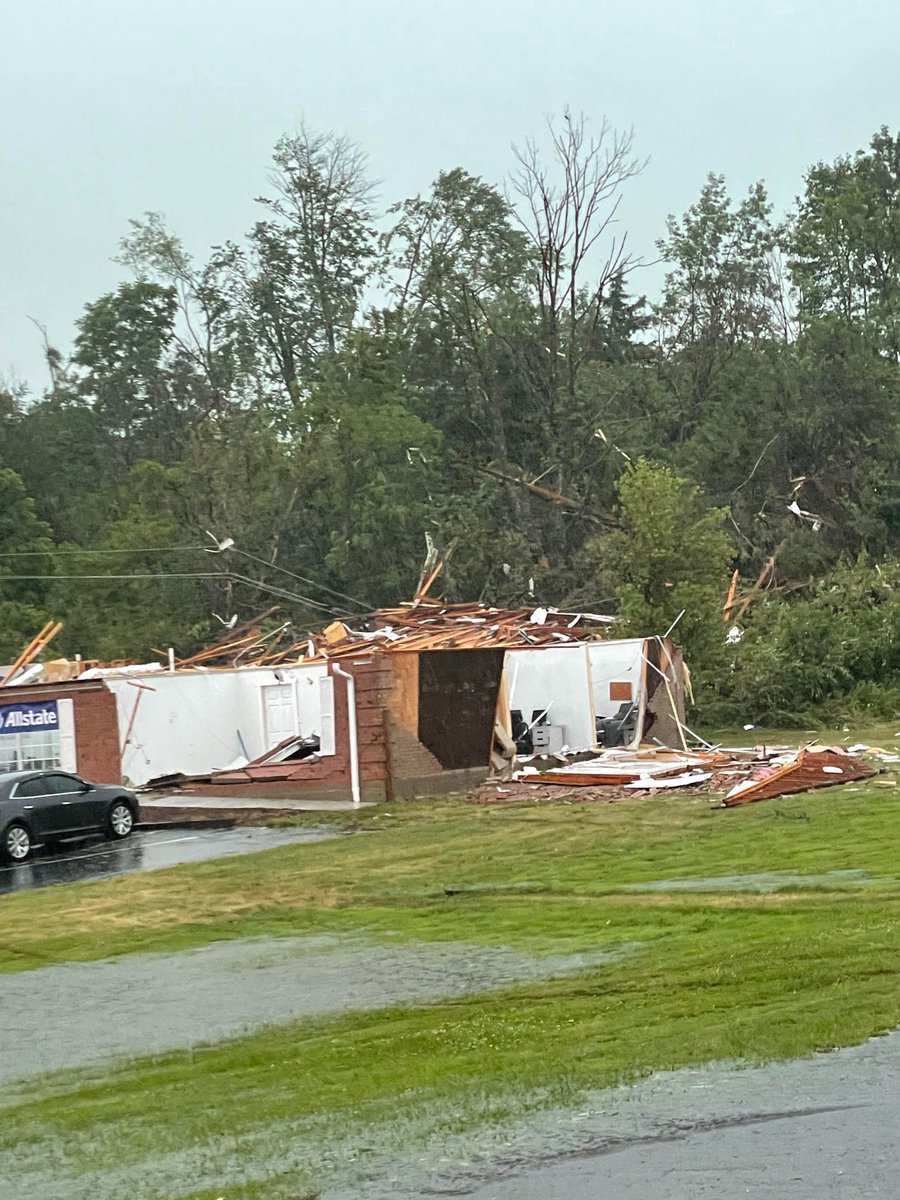 foxweather's tweet photo. Photos show damage to buildings and trees down in Goshen, Ohio after a tornado moved through the area. #OHwx 

📸: Krissy Neal https://t.co/dhKBFq8MIH