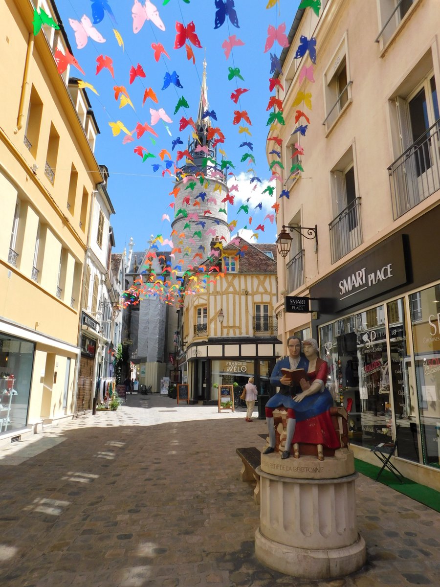 L'avantage d'être resté deux semaines à Auxerre, c'est que j'ai pu assister jour après jour au démontage quasi intégral des échafaudages qui entouraient la porte de l'horloge.

C'est donc un cadran comme neuf qui est apparu du côté de la place de l'hôtel de ville !