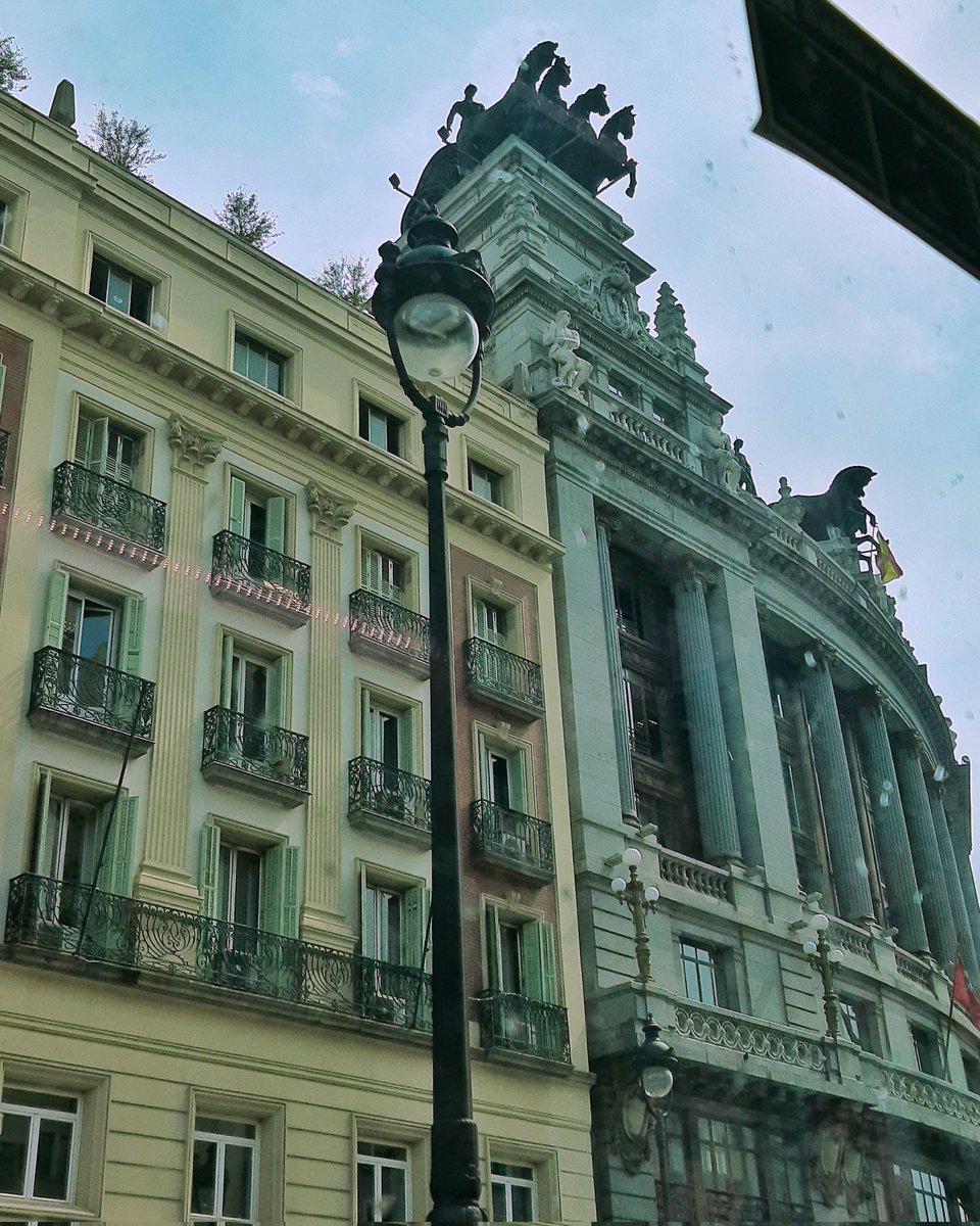 celesgalan64's tweet photo. La #Dama y el #Caballero de la #calleAlcalá
#desdeelbus https://t.co/H2aWWbogvV