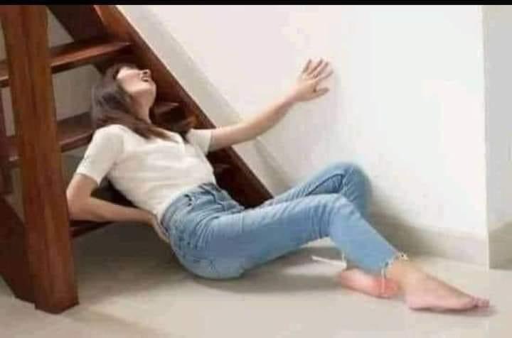 SuzIBndari406's tweet photo. إذا سقطت الزوجة عن الدرج ، يقول الأجنبي 
 أووو حبيبتي هل أنتِ بخير 🤭  😒 #ماذا يقول المصري ⁉️
 🤔😂😂😂😂😂😂😂😂😂 https://t.co/1dy7sAgWlK