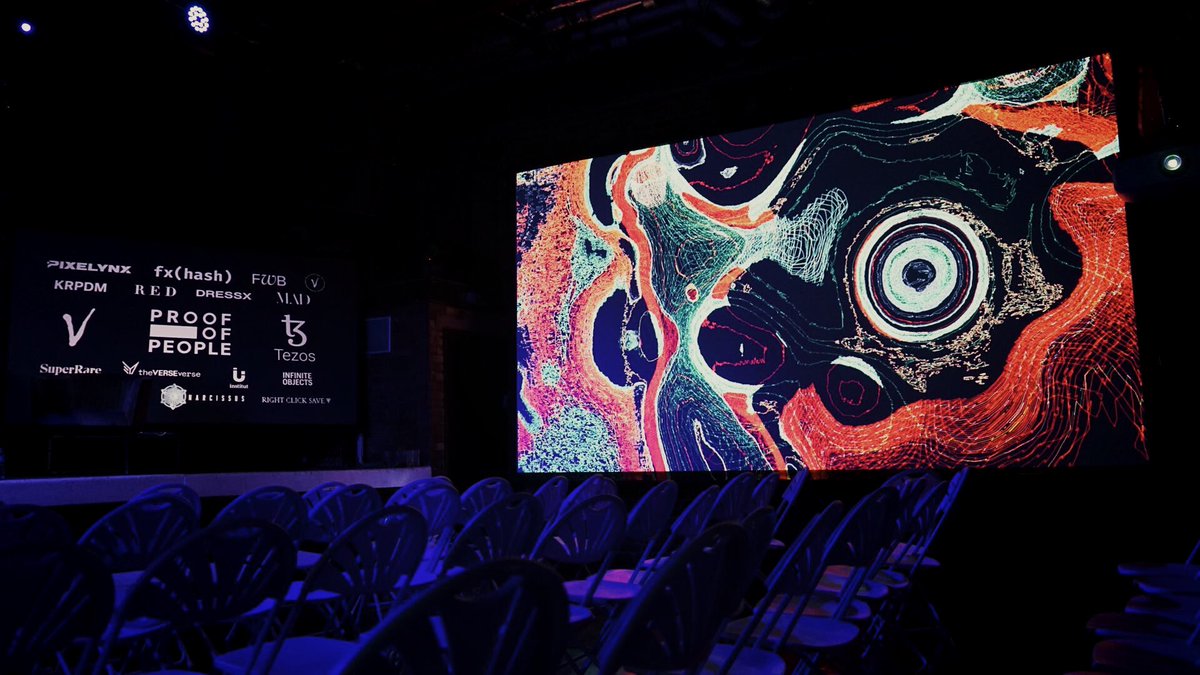 qubibien's tweet photo. You can look at mimizu in a daze at the empty venue. Are the blue lights on all the time? 😶 @prooofofpeople @verticalcrypto https://t.co/vXlRqDwoaS