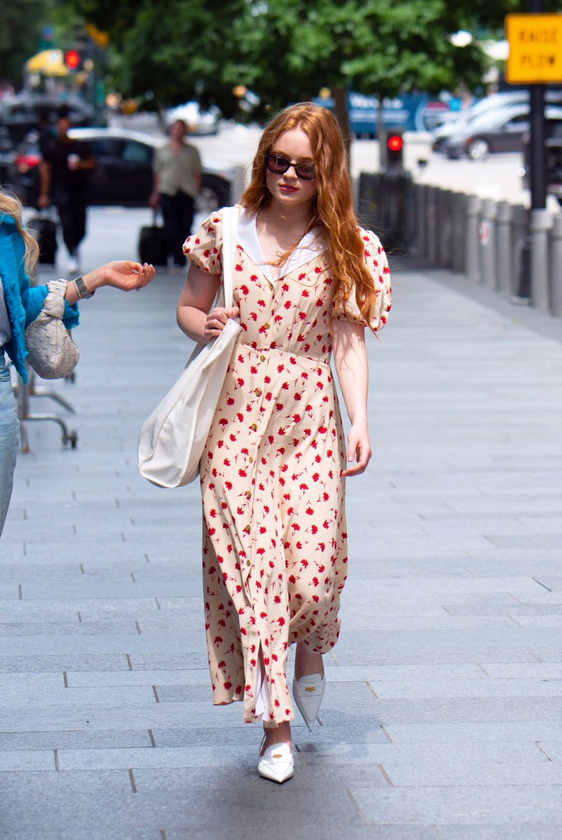 picsofsadie's tweet photo. no thoughts just sadie sink today walking out the streets in manhattan, new york. https://t.co/HfNNWhOcsc