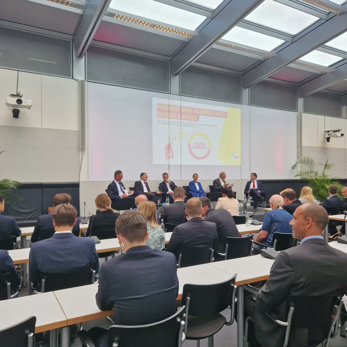 EAC_eu's tweet photo. Auf Einladung der @fdpbt wurde heute im Walter-Rathenau-Saal des Deutschen Bundestages mit vielen Experten über "E-Fuels diskutiert.

Eine sachliche Debatte über Möglichkeiten anstatt Verbote! https://t.co/BQbzMKcq74