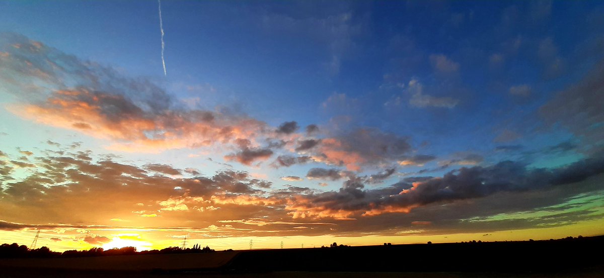 Martin_Impey's tweet photo. #viewfromthestudio tonight...
Just look at those dramatic colours!
Goodnight #Twitter #friends
.
.
#dreamtime #nature #mothernaturesgifts #seethebeauty #dramaticsky #photooftheday #photo #photograph #sunsetlovers #sunset #goodnight #sleeptight https://t.co/HojkwXl3nF