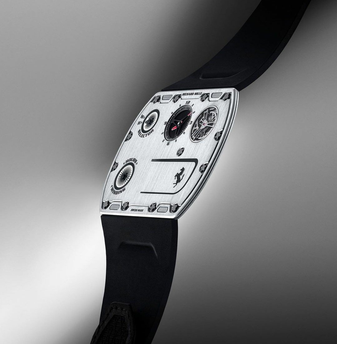 DonShelby_'s tweet photo. La brutalidad que ha sacado Richard Mille en promoción con Ferrari.

Modelo 'UP-01 Ferrari'.

El reloj mecánico más estrecho jamás creado. 1.75mm. de grosor. 

6.000 horas de desarrollo para crearlo.

Sólo 150 unidades a la venta.

Precio: 1.750.000€.

#DonShelbyRelojero https://t.co/0cJwTU0klO