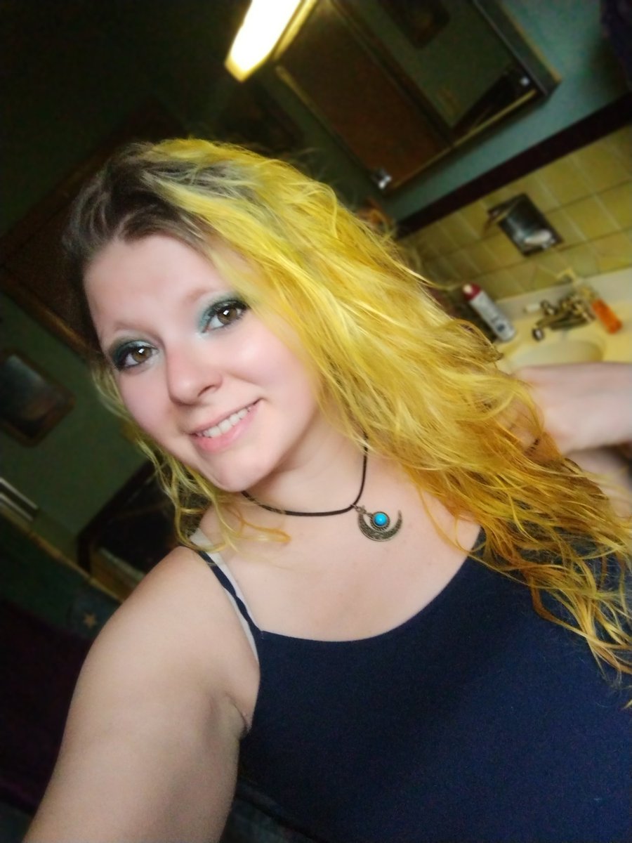 ToxicLee420's tweet photo. Yellow is the color for me!!
Hi I'm Tak, I identify as a toxic tortilla.
Tak the toxic tortilla 💛
#cumjoinme #tatted #stonerchick #peircings #milf https://t.co/N6nPcEJphI